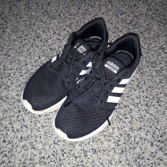 Adidas tennis shoes - Picture 2 of 2